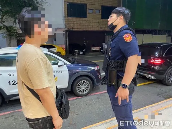 ▲市警二分局海安派出所警員劉高明、黃順發，巡邏發現胡姓男子神色不安，主動關懷及時阻止假援交真詐騙。（圖／記者林東良翻攝，下同）