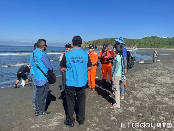 ▲▼旗津漂噁爛「黑黏油汙」！疑沉沒天使輪害的，沙灘拉警戒線除汙。（圖／記者賴文萱翻攝）