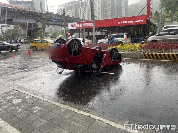 ▲▼             新店愛快羅密歐自撞翻車。（圖／記者陸運陞翻攝）