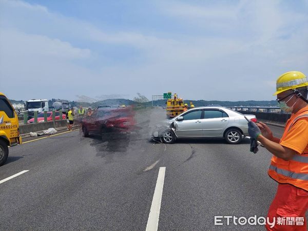 ▲▼國3北上苗栗後龍段發生鋁梯掉落車道引發4車連撞車禍，事故車輛占用3個車道，僅剩下路肩可通行，交通受阻半小時。（圖／記者蔡文淵翻攝）