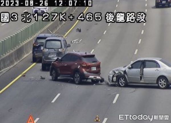 ▲▼國3北上苗栗後龍段發生鋁梯掉落車道引發4車連撞車禍，事故車輛占用3個車道，僅剩下路肩可通行，交通受阻半小時。（圖／記者蔡文淵翻攝）