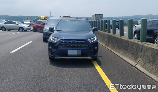 ▲▼國3北上苗栗後龍段發生鋁梯掉落車道引發4車連撞車禍，事故車輛占用3個車道，僅剩下路肩可通行，交通受阻半小時。（圖／記者蔡文淵翻攝）