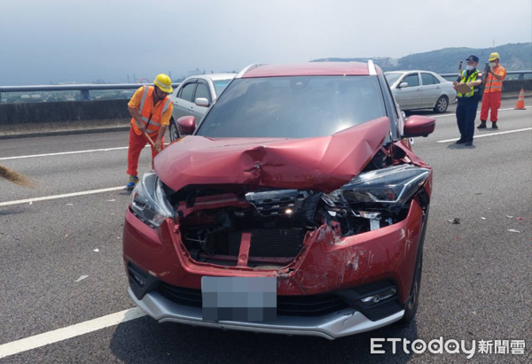 ▲▼國3北上苗栗後龍段發生鋁梯掉落車道引發4車連撞車禍，事故車輛占用3個車道，僅剩下路肩可通行，交通受阻半小時。（圖／記者蔡文淵翻攝）