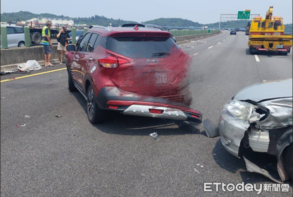 ▲▼國3北上苗栗後龍段發生鋁梯掉落車道引發4車連撞車禍，事故車輛占用3個車道，僅剩下路肩可通行，交通受阻半小時。（圖／記者蔡文淵翻攝）