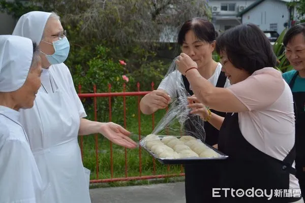▲關山鎮農會總幹事送綠豆椪來到聖十字架療養院          。（圖／記者楊漢聲翻攝）