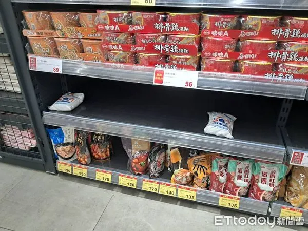 ▲民眾搶買食鹽，全聯貨架清空，只剩兩包▼             。（圖／記者鄭遠龍攝）