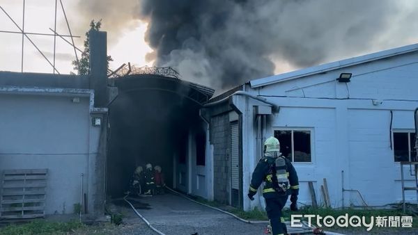 ▲▼五結鄉國民中路一家電動機車工廠濃煙竄天，警消急搶救。（圖／記者游芳男翻攝，下同）