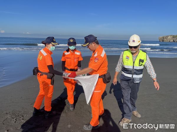 ▲▼旗津海面「油球」狂撿12kg，沙灘全面圍警戒線至少持續3天。（圖／記者賴文萱翻攝）