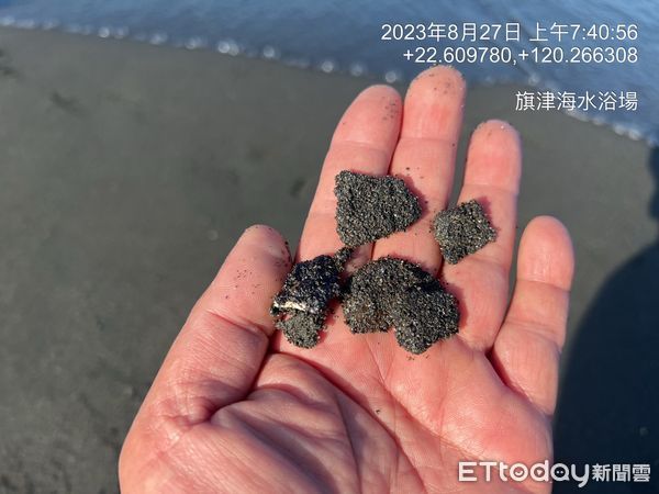 ▲▼旗津海面「油球」狂撿12kg，沙灘全面圍警戒線至少持續3天。（圖／記者賴文萱翻攝）