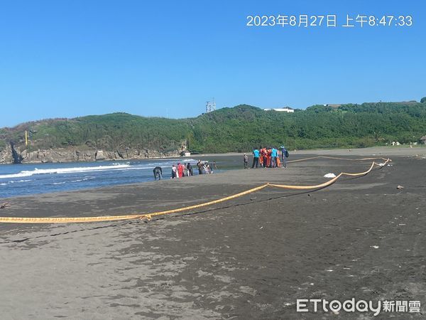 ▲▼旗津海面「油球」狂撿12kg，沙灘全面圍警戒線至少持續3天。（圖／記者賴文萱翻攝）