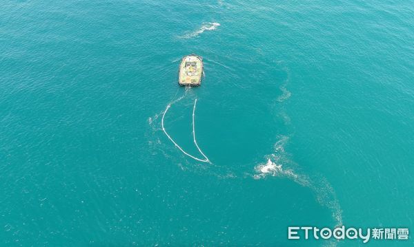 ▲▼旗津海面「油球」狂撿12kg，沙灘全面圍警戒線至少持續3天。（圖／記者賴文萱翻攝）