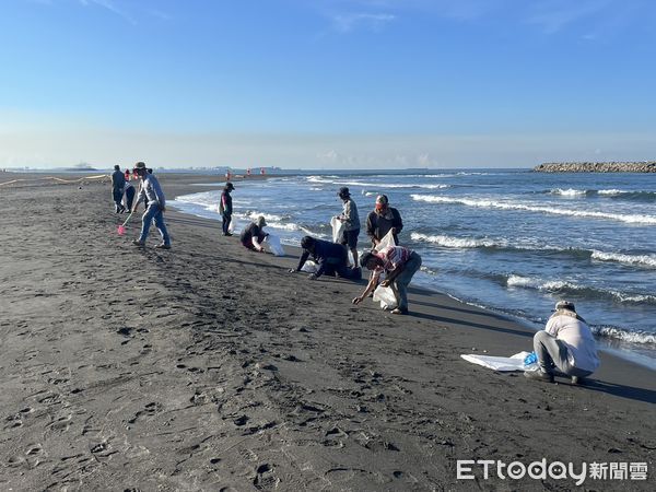 ▲▼旗津海面「油球」狂撿12kg，沙灘全面圍警戒線至少持續3天。（圖／記者賴文萱翻攝）