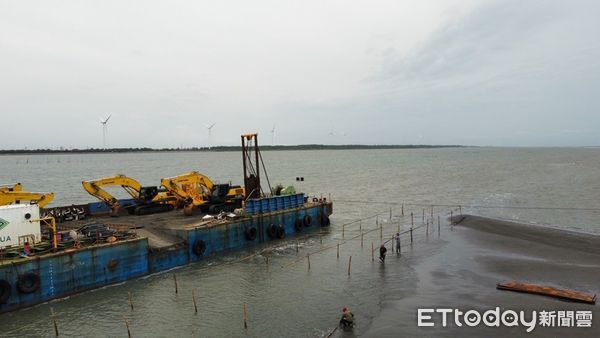 ▲▼蘇拉強颱即將來襲，但風電業者的船機卻無法回港避難，因為四周都佈蚵架和竹子，業者呼籲政府能居中協調。（圖／業者提供，下同）