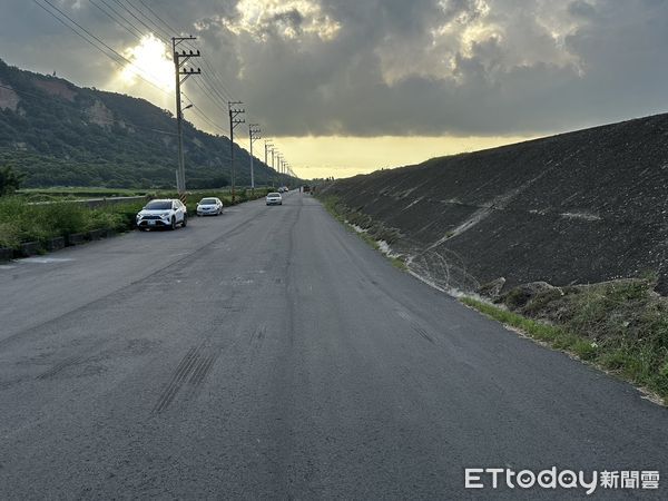 ▲▼台中自小客車在外埔堤防翻覆，男受傷女昏迷。（圖／民眾提供，下同）