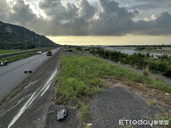 ▲▼台中自小客車在外埔堤防翻覆，男受傷女昏迷。（圖／民眾提供，下同）