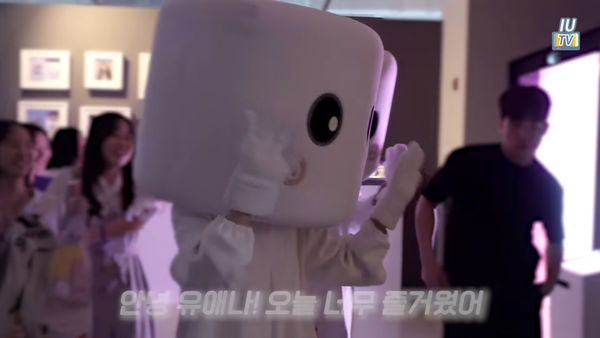 ▲▼IU在自己的展覽裡扮成棉花糖人偶 。（圖／翻攝自IU TV YouTube）
