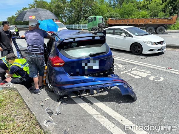 ▲▼藍色轎車遭撞失控撞向分隔島，車內父子受傷送醫。（圖／記者王兆麟翻攝，下同）