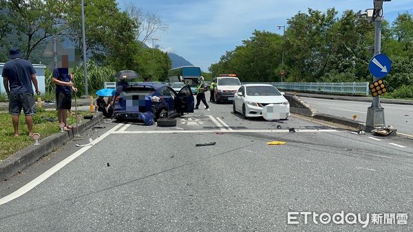 ▲▼藍色轎車遭撞失控撞向分隔島，車內父子受傷送醫。（圖／記者王兆麟翻攝，下同）