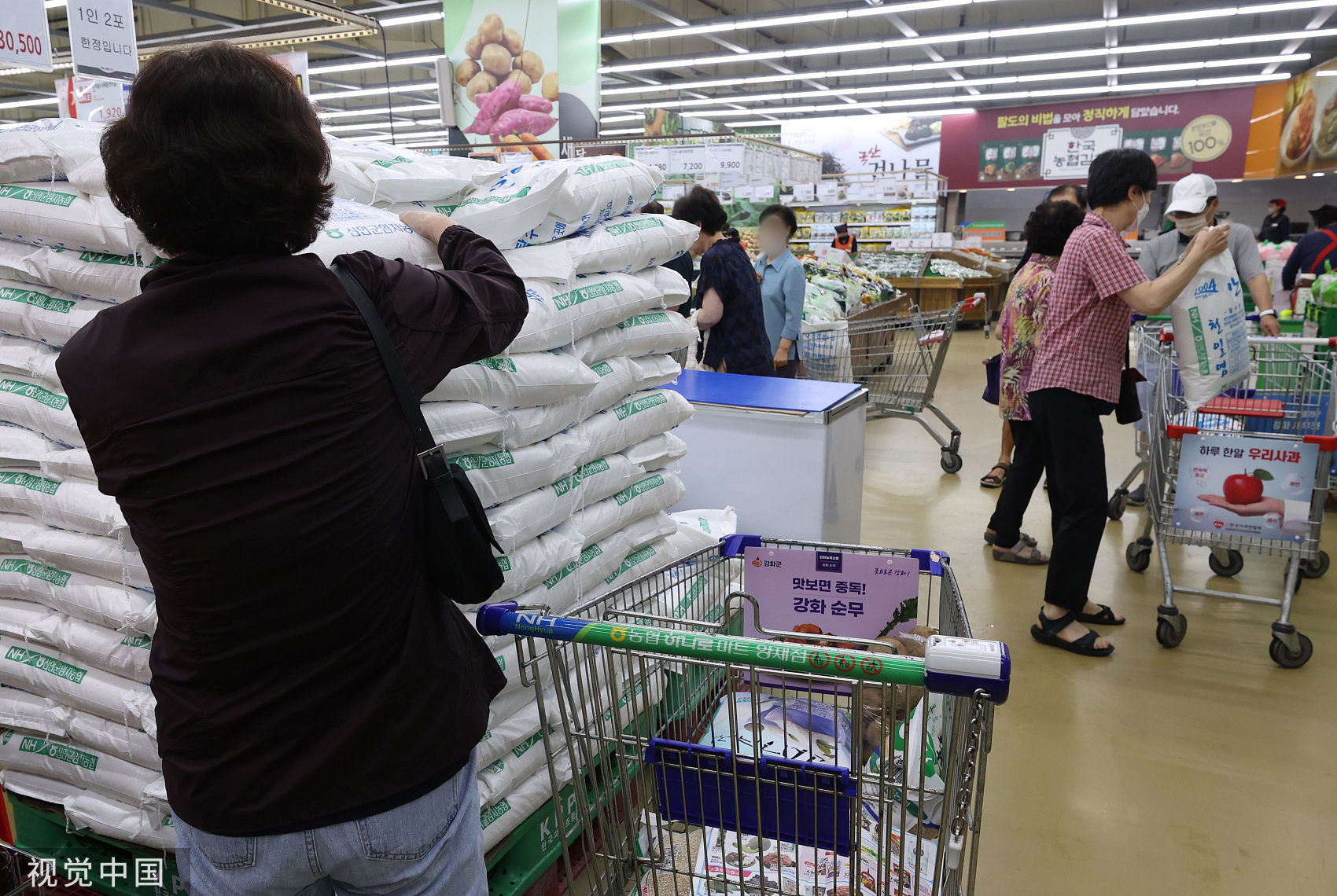 ▲▼南韓民眾從今年6月就開始到超市囤購食用海鹽。（圖／CFP）