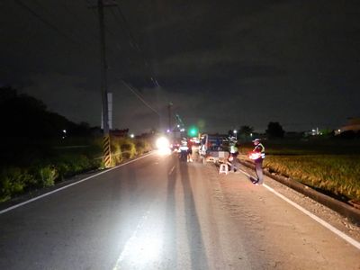 拋錨車停車道...2男站旁邊遭撞飛亡！貨車駕駛判半年