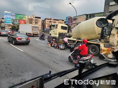 快訊／新北驚險車禍！機車捲混凝土車底　騎士右腿當場遭輾斷