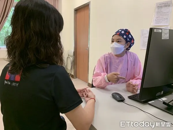 ▲上班族在冷氣房中愈待愈累，醫師建議多補充水分避免身體散熱不佳導致冷中暑。（圖門諾醫院提供，下同）