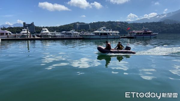 ▲南投日月潭女子臉朝下水面載浮載沉，送醫宣告不治。（圖／記者高堂堯翻攝，下同）