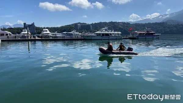 ▲南投日月潭女子臉朝下水面載浮載沉，送醫宣告不治。（圖／記者高堂堯翻攝，下同）