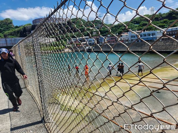 ▲▼            基隆外木山漁港28日發現一名女子漂在海面上 。（圖／記者郭世賢翻攝）