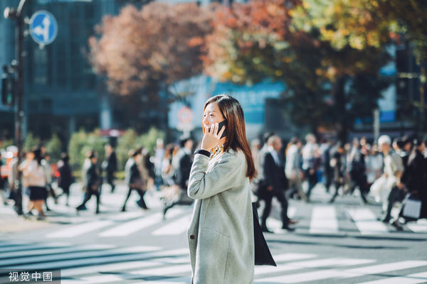 ▲▼ 講電話,路口,路人,女子,女學生,女性,女人。（圖／CFP）
