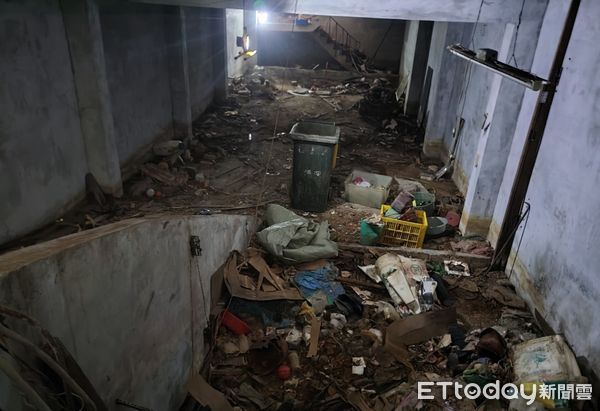 ▲地下室所清理出來之廢棄雜物             。（圖／衛生局提供）