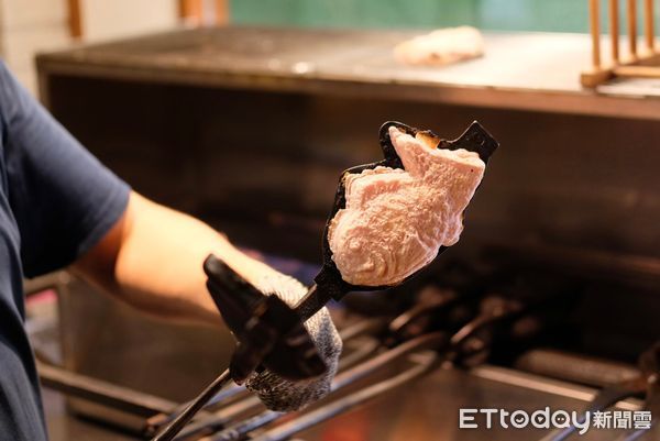 ▲平安京鯛魚燒之以剪刀式模具一個個烘烤薄皮鯛魚燒。（圖／嘉義市提供）