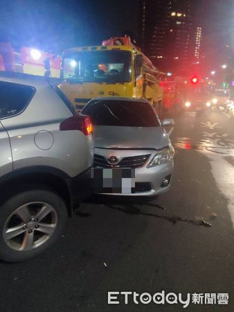 ▲▼一部水泥灌漿車往淡水時，恍神追撞4小客車，交通塞爆             。（圖／記者陳以昇翻攝）