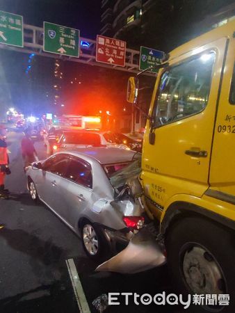 ▲▼一部水泥灌漿車往淡水時，恍神追撞4小客車，交通塞爆             。（圖／記者陳以昇翻攝）