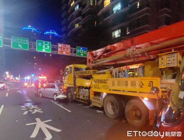 ▲▼一部水泥灌漿車往淡水時，恍神追撞4小客車，交通塞爆             。（圖／記者陳以昇翻攝）