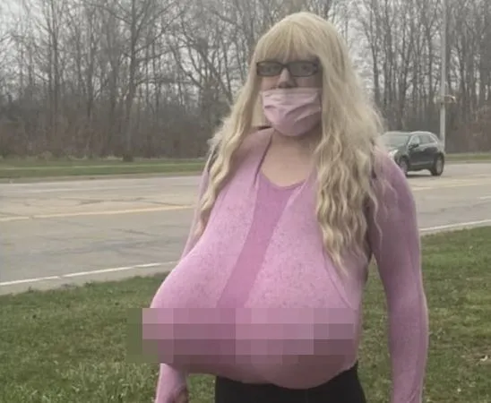 ▲▼加拿大跨性別教師凱拉•勒米厄（Kayla Lemieux）因為胸前巨乳陷入爭議。（圖／翻攝自Facebook）