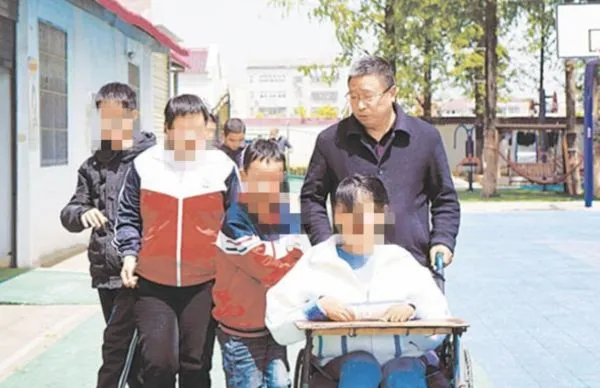 ▲▼陸特教學校「校長爸爸」性侵女童　營造大善人形象「只輕判3年」。（圖／翻攝微博）