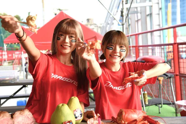 ▲味全龍9月女孩主題活動活動， 韋禮安熱力開唱，可愛霸主PEKO醬海外首度聯名          。（圖／味全龍提供）