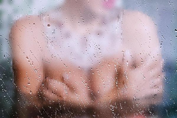 女網友在哥哥電腦內發現許多她洗澡的影片跟照片。（示意圖／Pixabay）
