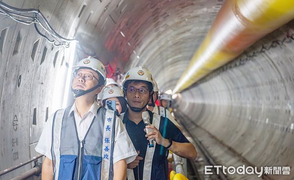 ▲桃園市長張善政今天上午視察捷運綠線首段自辦隧道貫通工程。（圖／記者沈繼昌翻攝）