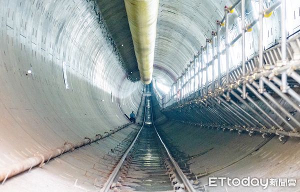 ▲桃園市長張善政今天上午視察捷運綠線手段自辦隧道貫通工程，了解各項工程難度與施工現況。（圖／記者沈繼昌翻攝）