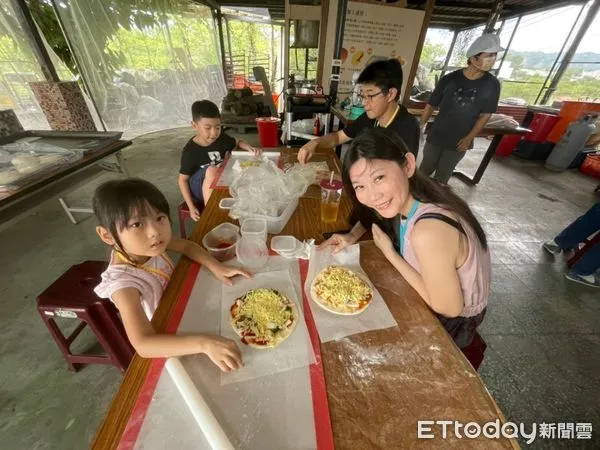 ▲中華醫事科技大學USR團隊與玉井在地青農合作舉辦親子食農經濟學習營，體驗採果樂，體驗食物的美好滋味。（圖／記者林東良翻攝，下同）