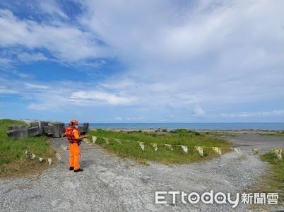 ▲▼因應蘇拉颱風，花蓮縣政府公告劃定制區域，岸巡單位拉設封鎖線。（第一二岸巡隊提供，下同）