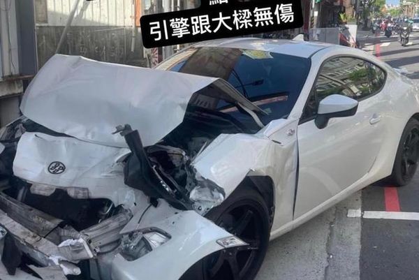 一名跑車車主出售事故車，車頭全毀賣35萬。（翻攝自86 Club 官方社團臉書）