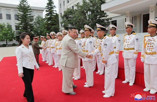 ▲▼金正恩父女時隔3個月再亮相！10歲金家公主變美了　修身正裝「炸腰身」。（圖／翻攝自朝中社）