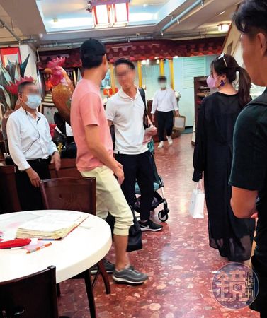 8/24，21：04麻衣（右二）因工作來台，到台北市長春路上的雞家莊和日方工作人員用餐。