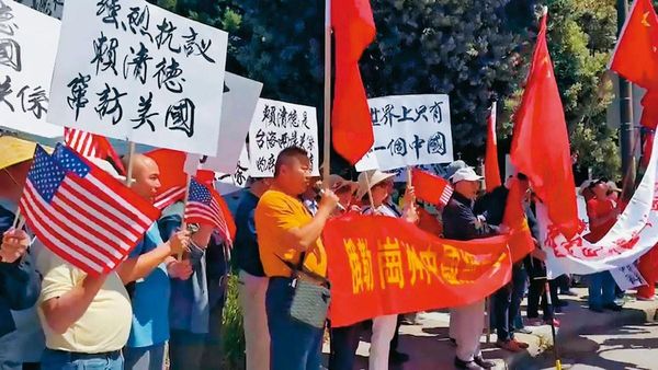中國領事館動員僑民在賴清德過境美國時到場外抗議。（《鏡新聞》提供）