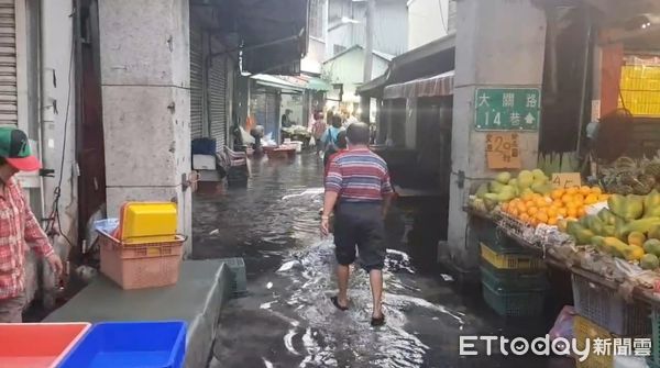 ▲▼高雄旗津大潮，海水倒灌。（圖／記者許宥孺翻攝）