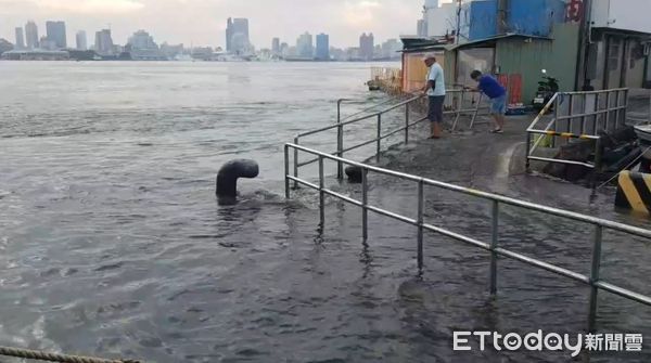 ▲▼高雄旗津大潮，海水倒灌。（圖／記者許宥孺翻攝）