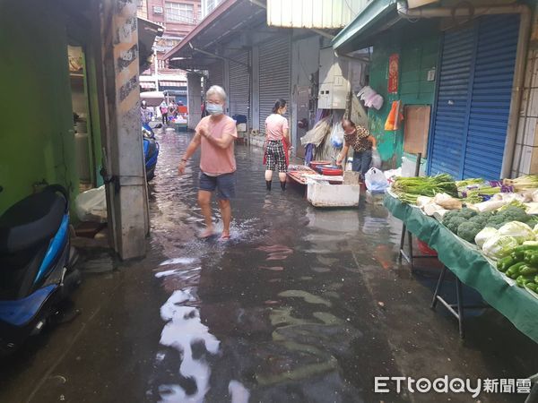 ▲▼高雄旗津大潮，海水倒灌。（圖／記者許宥孺翻攝）